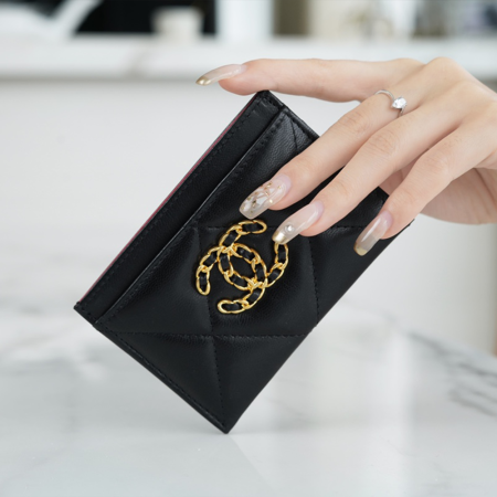 팬더샵 샤넬 19 카드 홀더 램스킨 & 골드 메탈 블랙