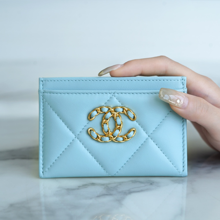팬더샵 샤넬 19 카드 홀더 램스킨 & 골드 메탈 스카이 블루