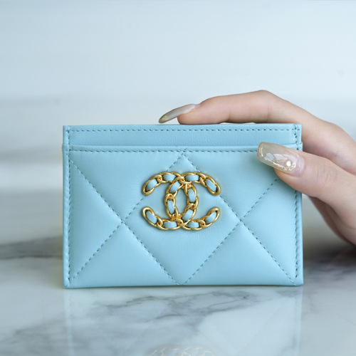팬더샵 샤넬 19 카드 홀더 램스킨 & 골드 메탈 스카이 블루