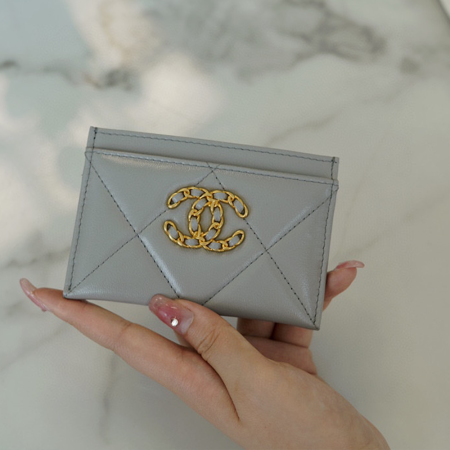 팬더샵 샤넬 19 카드 홀더 램스킨 & 골드 메탈 그레이