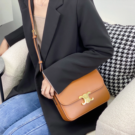 셀린느 트리옹프 클래식 샤이니 숄더백 미디엄 카멜 187363