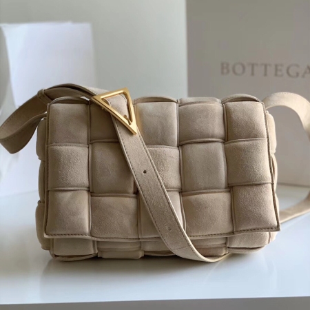 징공장 보테가베네타 스웨이드 카세트백 베이지 금장 591970