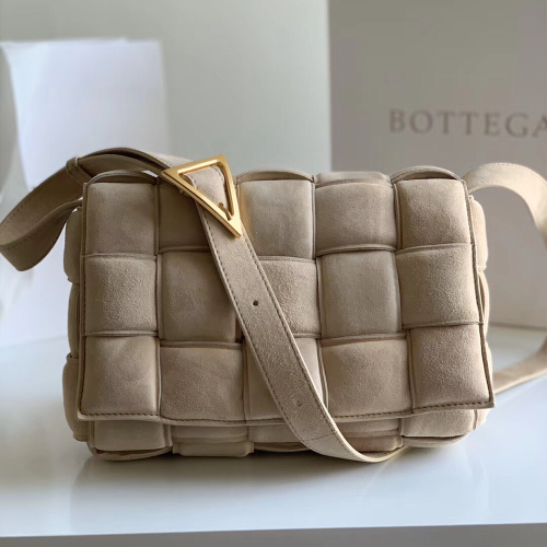 징공장 보테가베네타 스웨이드 카세트백 베이지 금장 591970