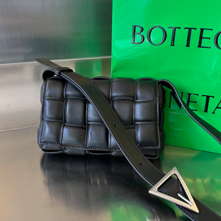 징공장 보테가베네타 패딩 카세트백 스몰 717506