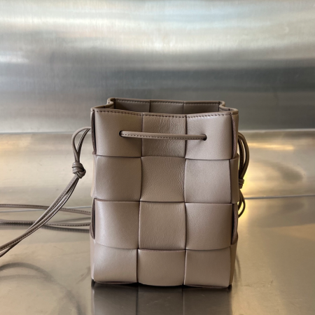 징공장 보테가베네타 카세트 버킷백 스몰 680218