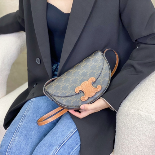 셀린느 스무스 카프스킨 베사체 퀴르 트리옹프 블랙 탄 111233