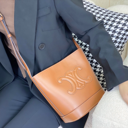 셀린느 카프스킨 퀴르 트리옹프 스몰 버킷 숄더백 탄 198243