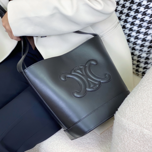 셀린느 카프스킨 퀴르 트리옹프 스몰 버킷 숄더백 블랙 198243