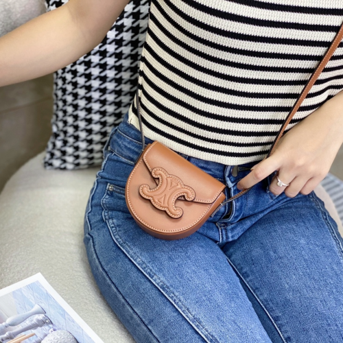 셀린느 스무스 카프스킨 미니 베사체 트리옹프 백 탄 10J303