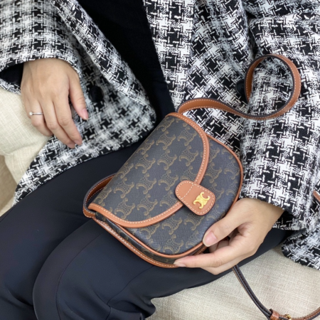 셀린느 미니 베사체 트리옹프 캔버스백 블랙 탄 196702