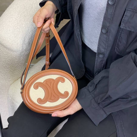 셀린느 트리오페 오벌 펄스 미니 크로스백 내추럴 탄 101703