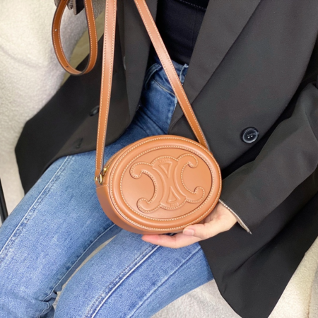 셀린느 트리오페 오벌 펄스 미니 크로스백 탄 101703