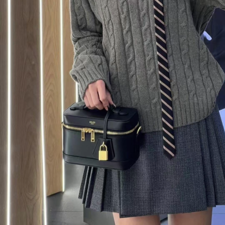 셀린느 샤이니 카프스킨 베니티백 블랙 119463