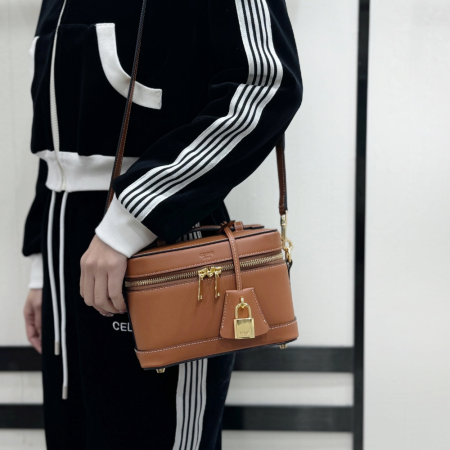 셀린느 샤이니 카프스킨 베니티백 탄 119463