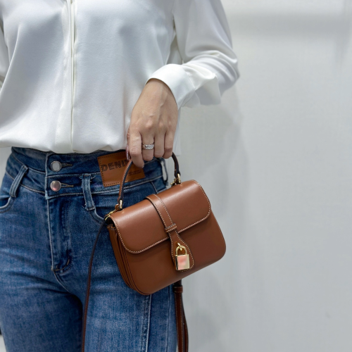 셀린느 스무스 카프스킨 미니 타부 크로스백 10L343