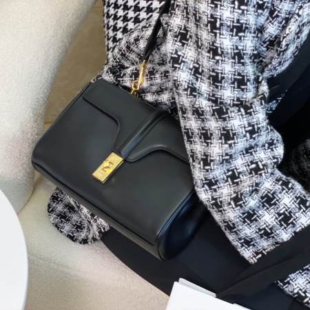 셀린느 틴16 소프트 숄더백 블랙 196853