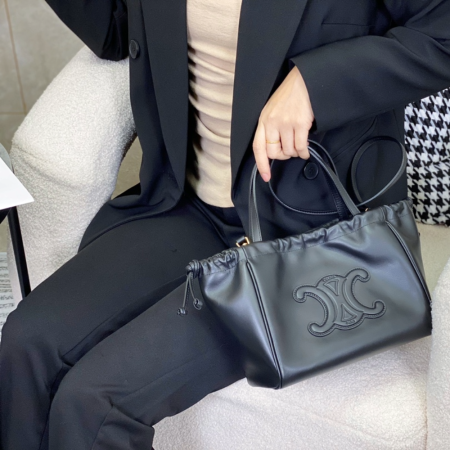 셀린느 퀴르 트리오페 드로우스트링 스몰 토트백 블랙 111013