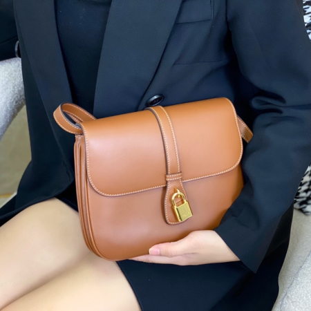 셀린느 블랙 타부 미디엄 숄더백 탄 196583