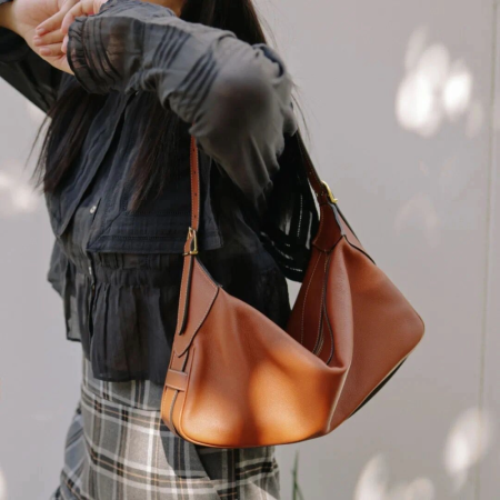 셀린느 미디엄 로미 서플백 카프스킨 탄 197443