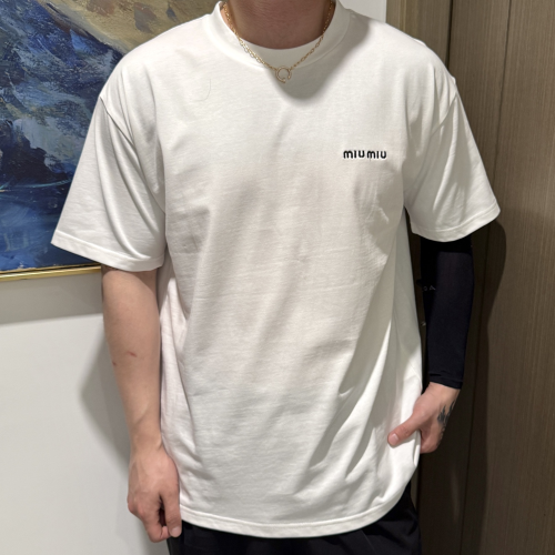 미우미우 25SS 스몰로고 자수 반팔 티셔츠 화이트