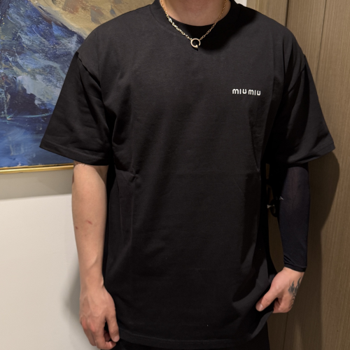 미우미우 25SS 스몰로고 자수 반팔 티셔츠 블랙